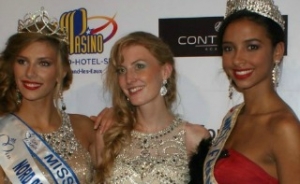 Eloïse entourée de Camille Cerf, Miss France 2015, et de Flora Coquerel, Miss France 2014